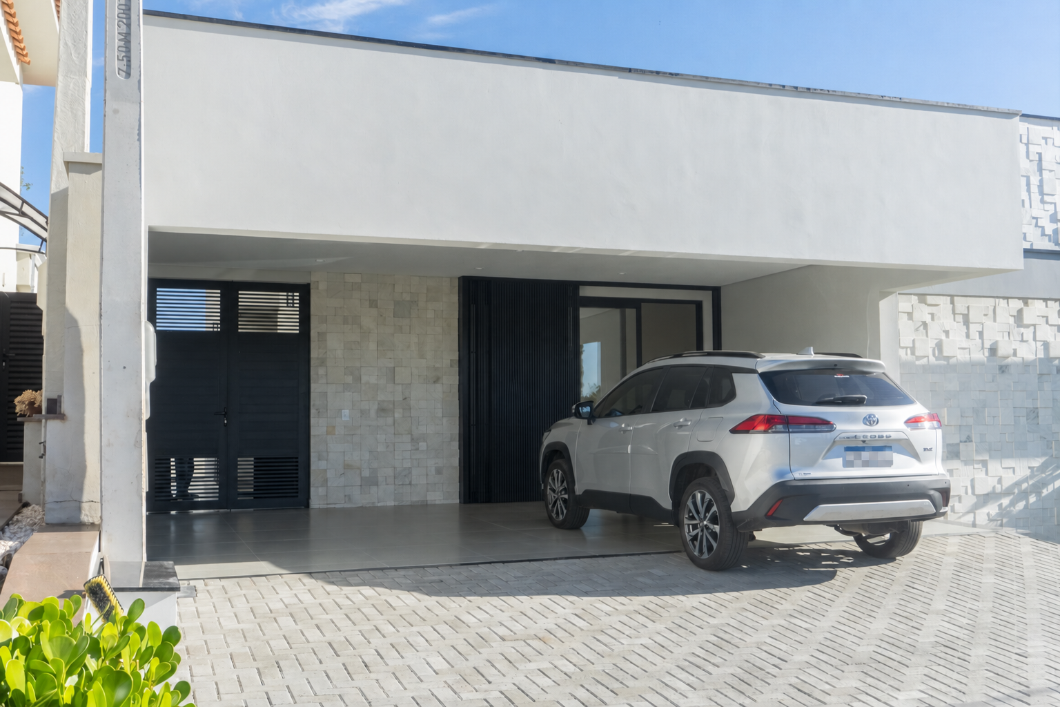 Fachada real com portas e esquadrias pretas instaladas pela Accorsi