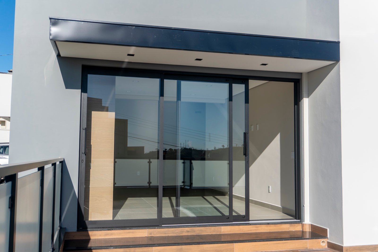 Detalhe real do acabamento de uma esquadria preta Accorsi