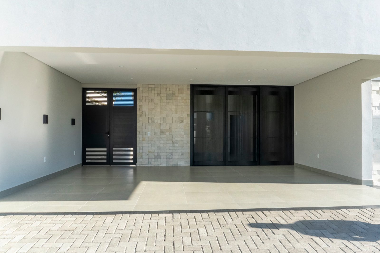 Fachada residencial real com esquadrias e portas pretas Accorsi